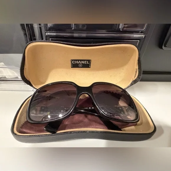 Fendi FS445 Black Quilted Sunglasses - Picture 9 of 9